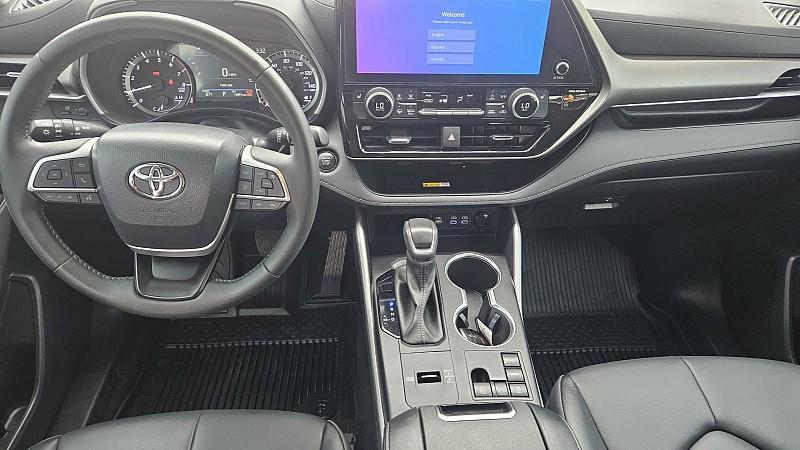 used 2024 Toyota Highlander car, priced at $36,899