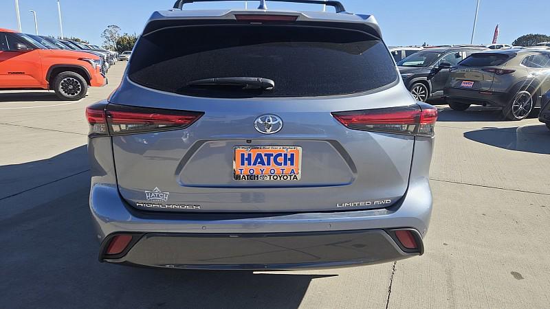 used 2023 Toyota Highlander car, priced at $38,999
