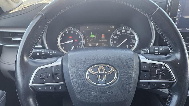 used 2022 Toyota Highlander car, priced at $29,999