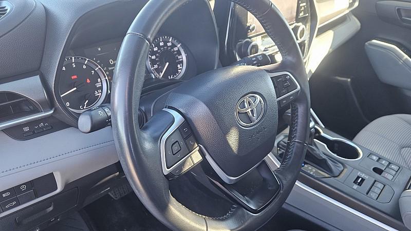 used 2023 Toyota Highlander car, priced at $31,999