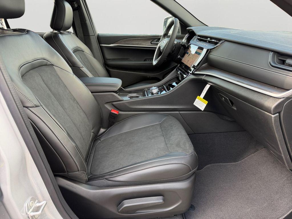 new 2026 Jeep Grand Cherokee car, priced at $47,825