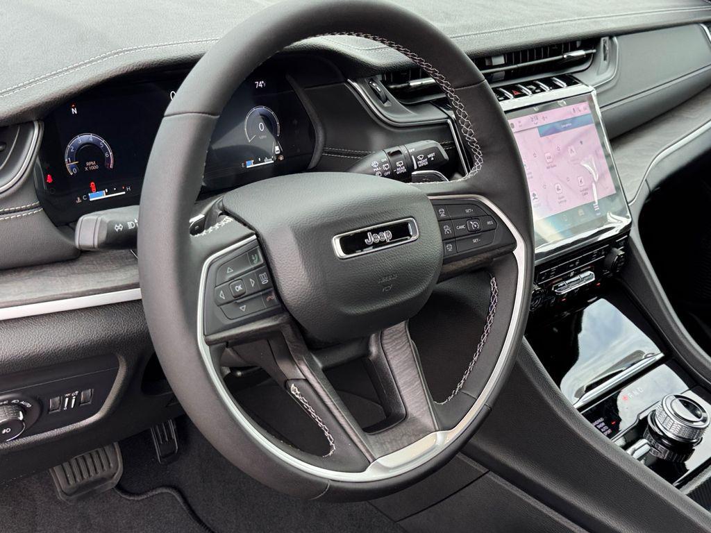 new 2025 Jeep Grand Cherokee car, priced at $46,000