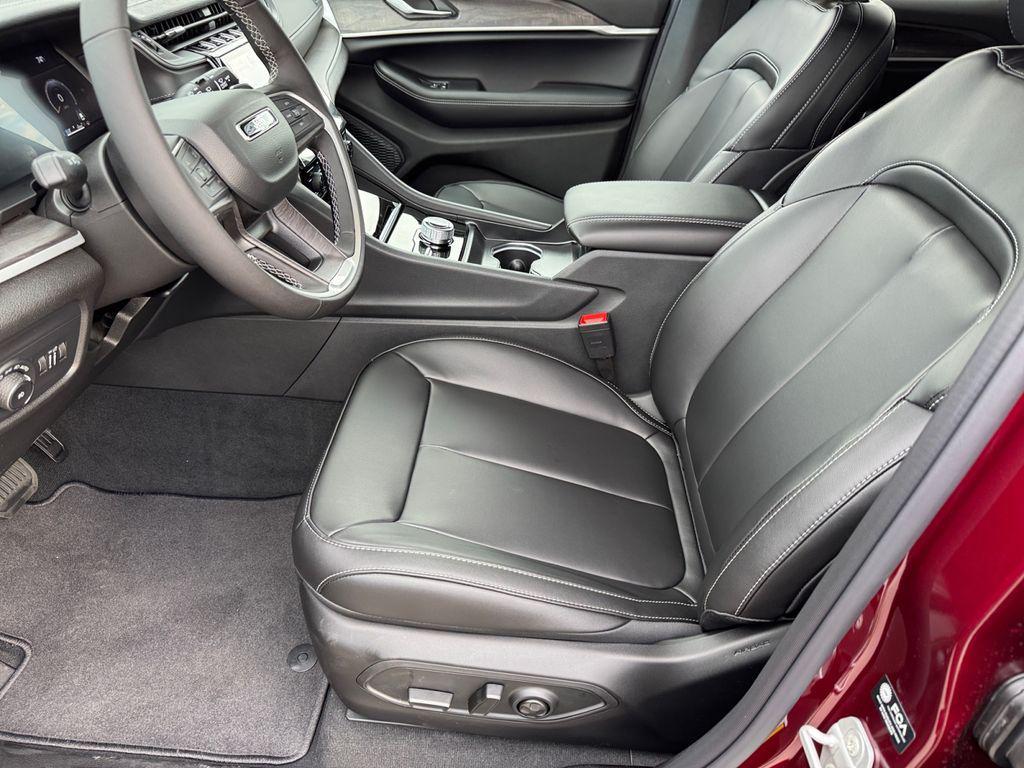 new 2025 Jeep Grand Cherokee car, priced at $46,000