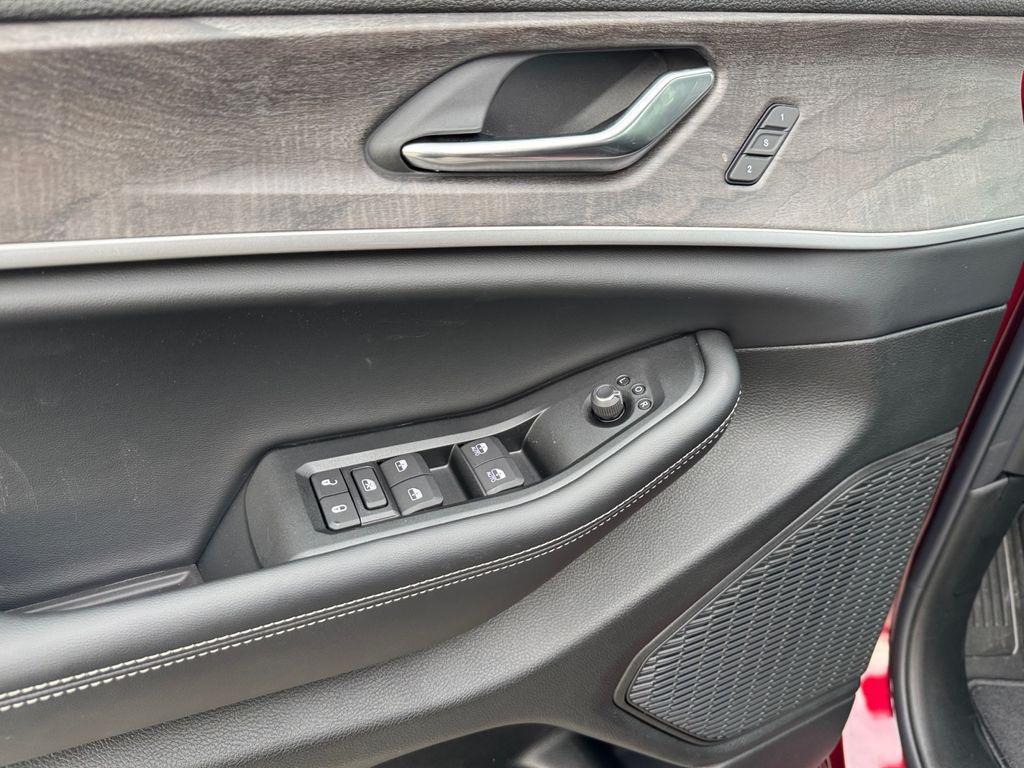 new 2025 Jeep Grand Cherokee car, priced at $46,000