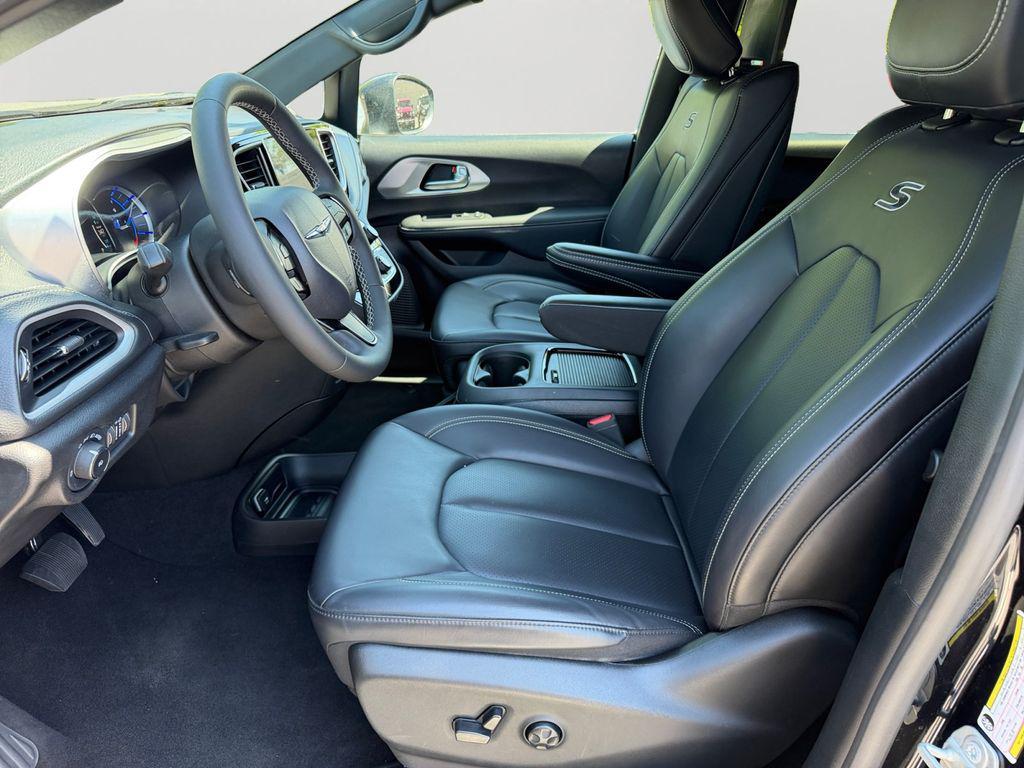 used 2023 Chrysler Pacifica Hybrid car, priced at $30,300