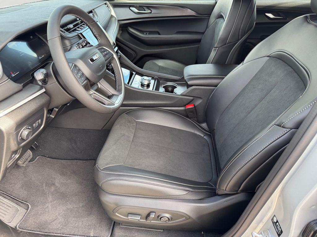 new 2025 Jeep Grand Cherokee car, priced at $40,958