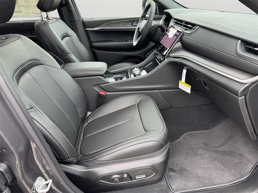 new 2025 Jeep Grand Cherokee car, priced at $45,995