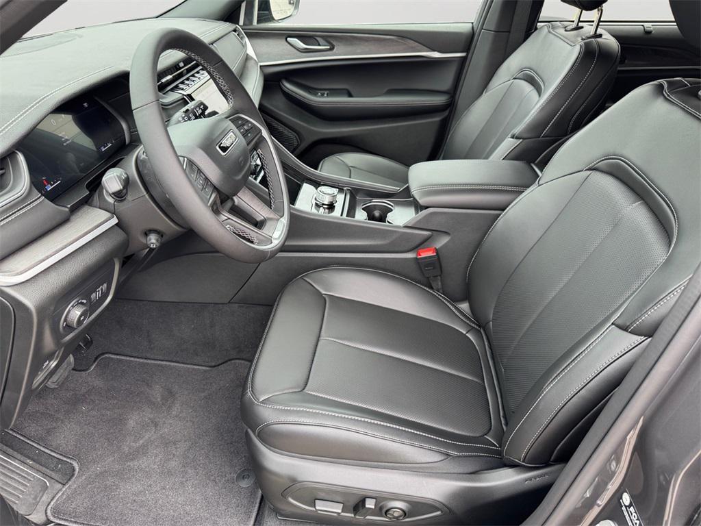 new 2025 Jeep Grand Cherokee car, priced at $45,995