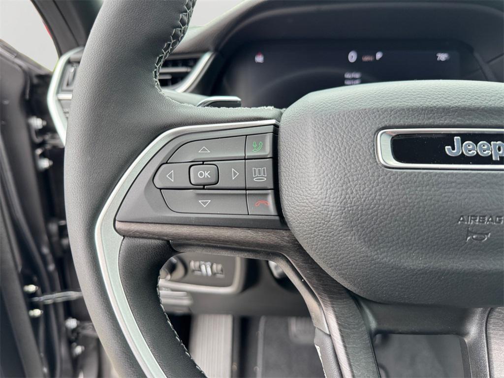 new 2025 Jeep Grand Cherokee car, priced at $45,995