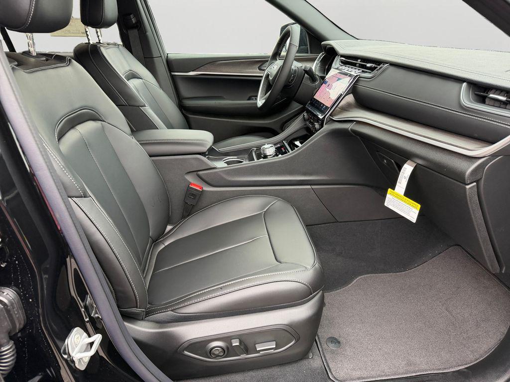 new 2025 Jeep Grand Cherokee car, priced at $45,750