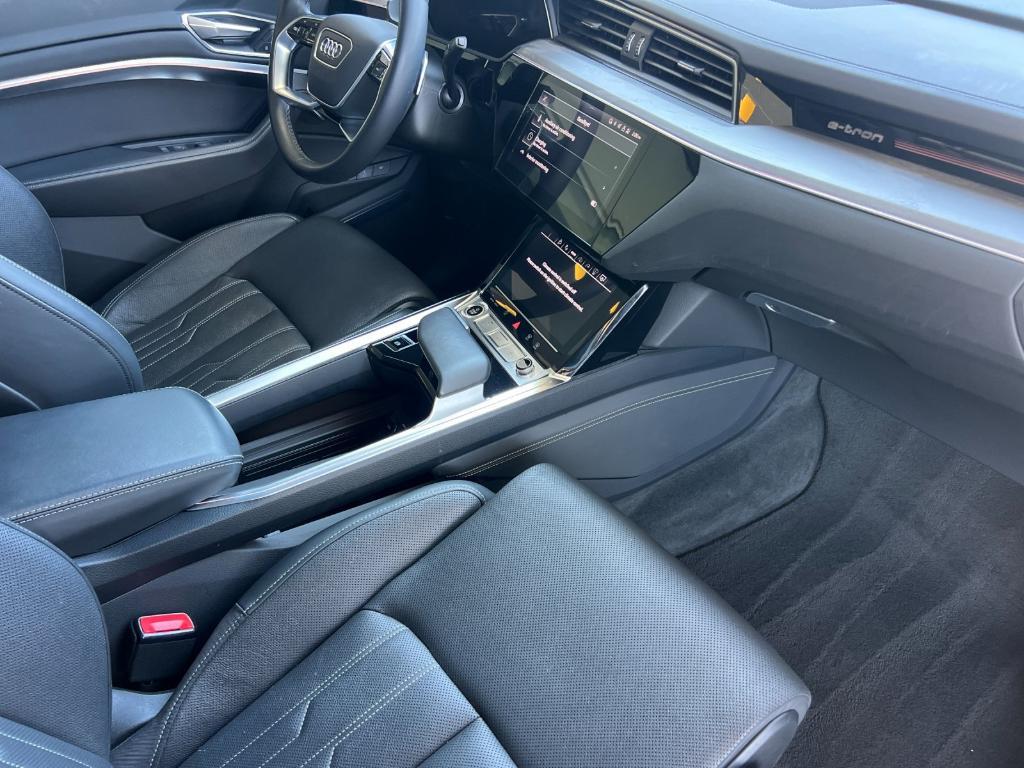 Audi Q8 e-tron view 15
