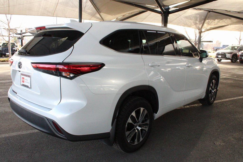 used 2022 Toyota Highlander car, priced at $30,900