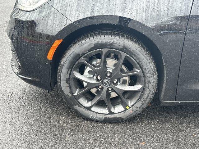 new 2026 Chrysler Pacifica car, priced at $45,390