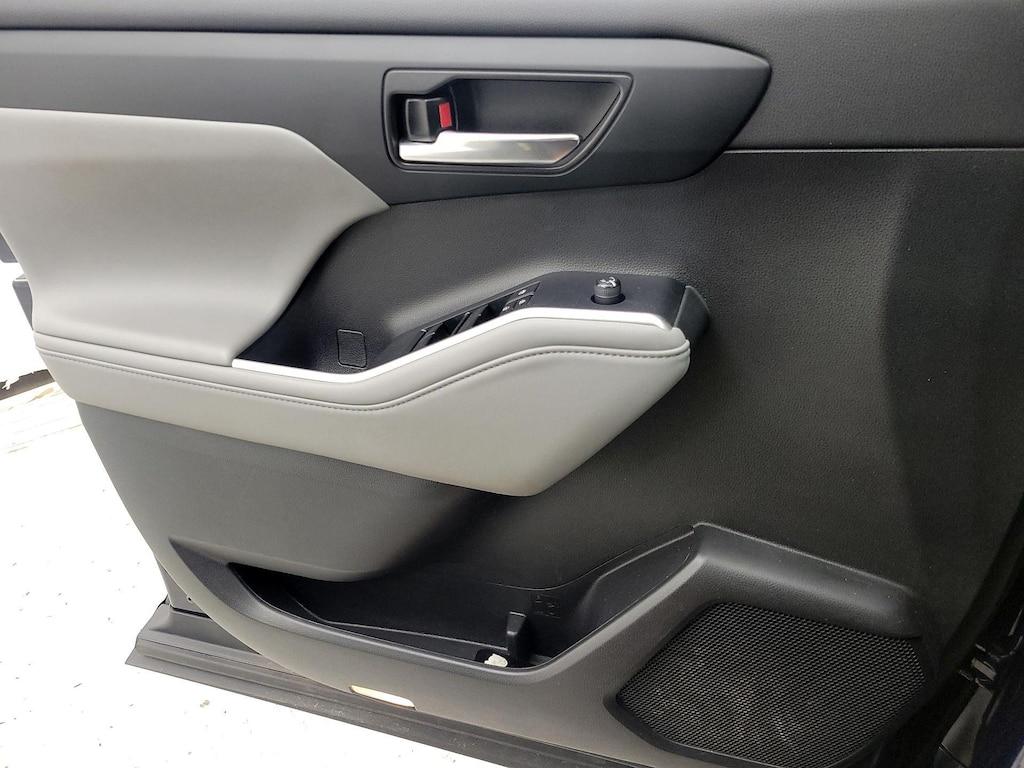 used 2022 Toyota Highlander car, priced at $38,998