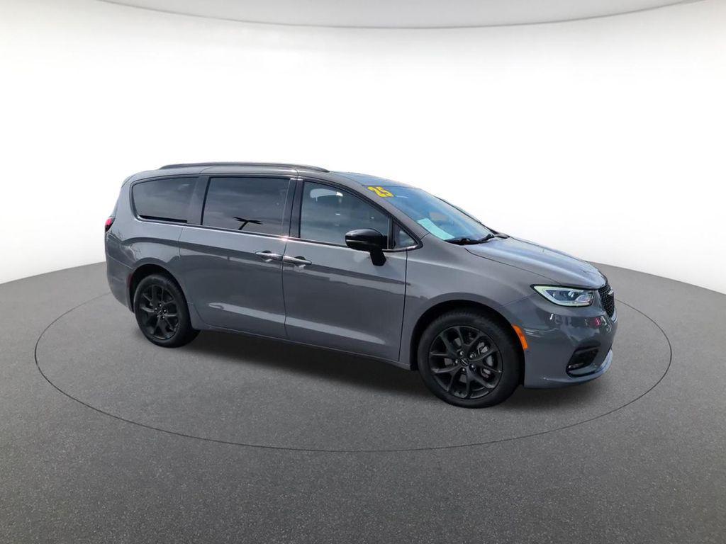 used 2025 Chrysler Pacifica car, priced at $45,555