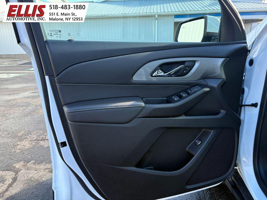 used 2023 Chevrolet Traverse car, priced at $32,934