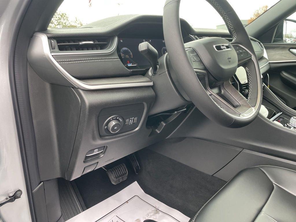 new 2025 Jeep Grand Cherokee car, priced at $39,112