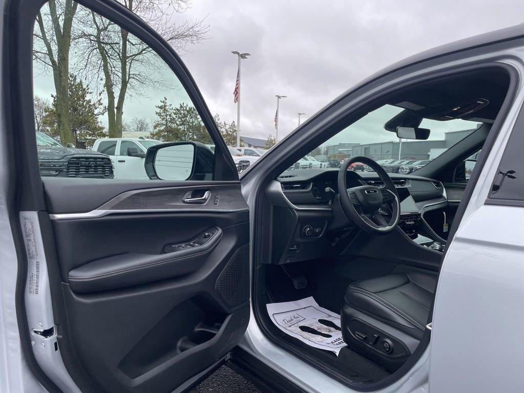 new 2025 Jeep Grand Cherokee car, priced at $39,112