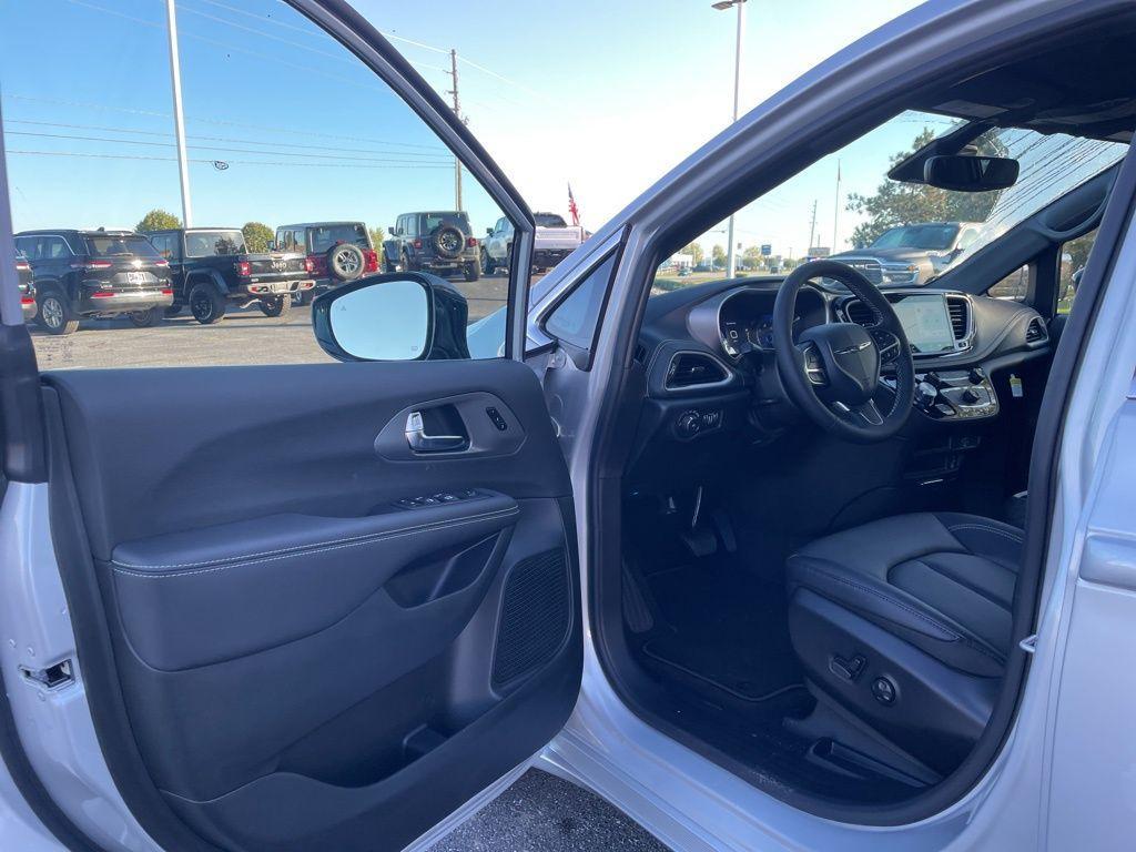 new 2026 Chrysler Pacifica car, priced at $47,376