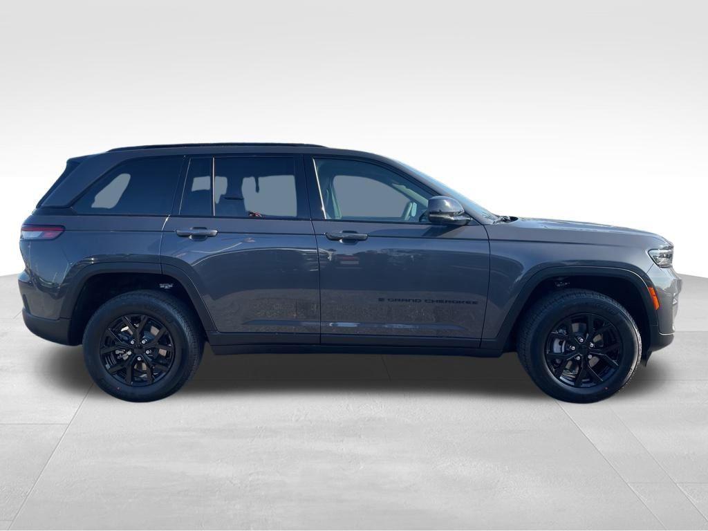 new 2025 Jeep Grand Cherokee car, priced at $40,459