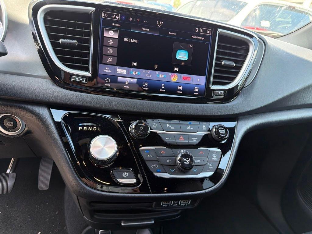 used 2025 Chrysler Pacifica car, priced at $28,962