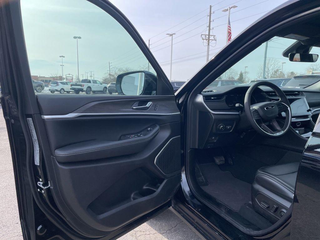 new 2026 Jeep Grand Cherokee car, priced at $46,581