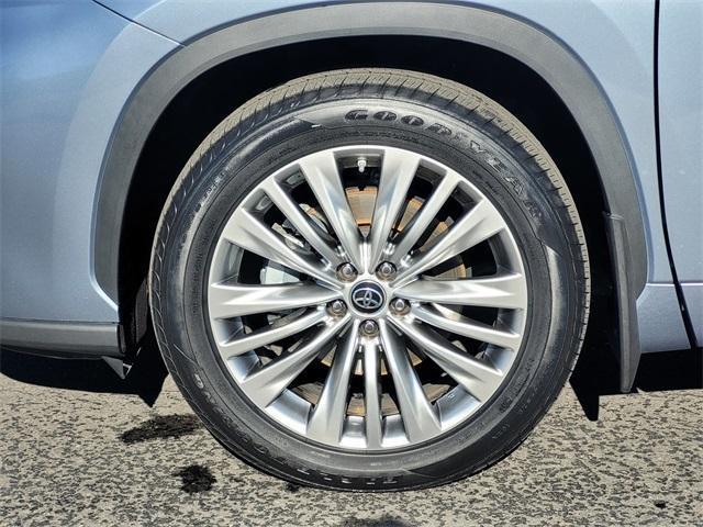 used 2022 Toyota Highlander car, priced at $42,490