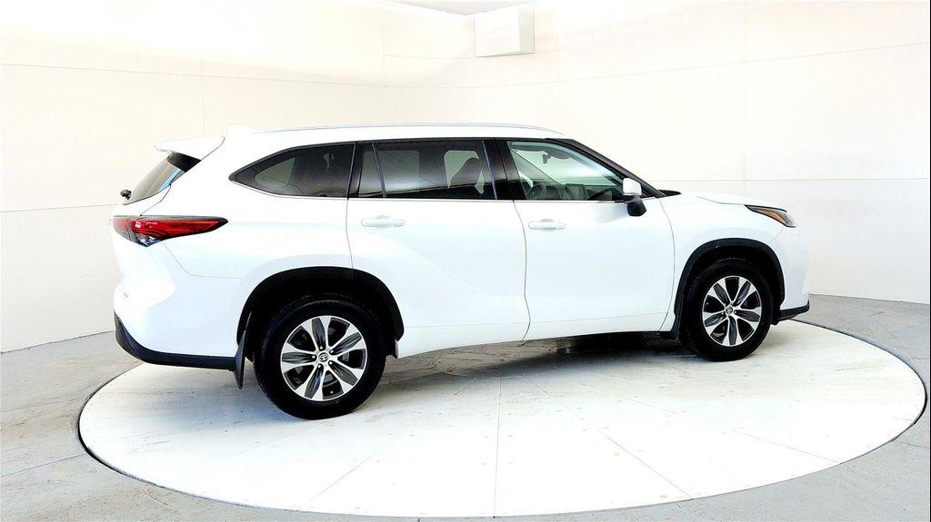 used 2022 Toyota Highlander car, priced at $32,000