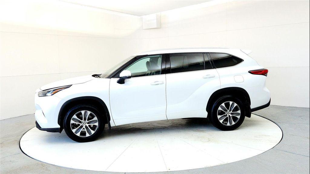 used 2022 Toyota Highlander car, priced at $32,000