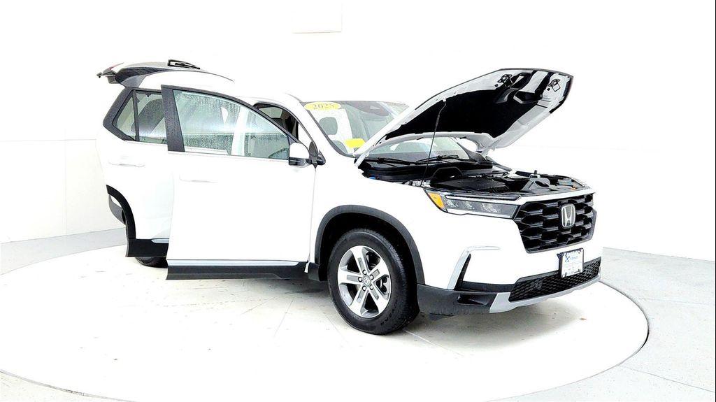 used 2025 Honda Pilot car, priced at $41,485