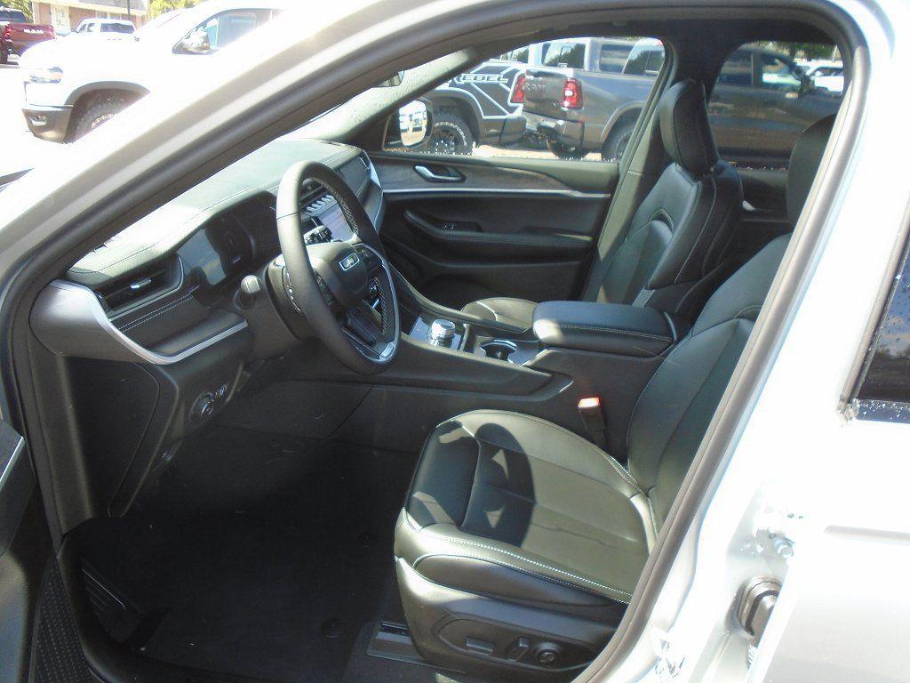 new 2025 Jeep Grand Cherokee car, priced at $48,179