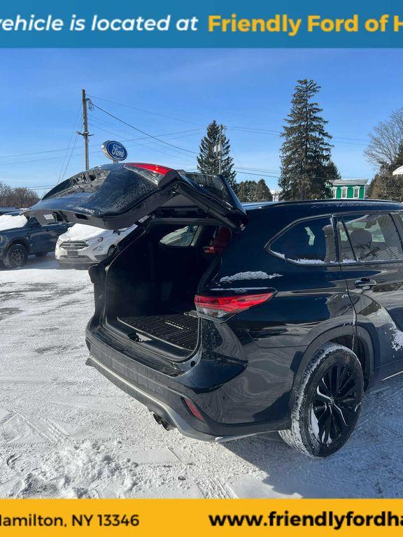 used 2023 Toyota Highlander car, priced at $30,995