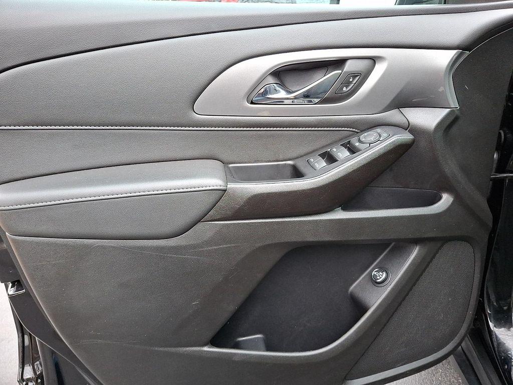 used 2023 Chevrolet Traverse car, priced at $28,999