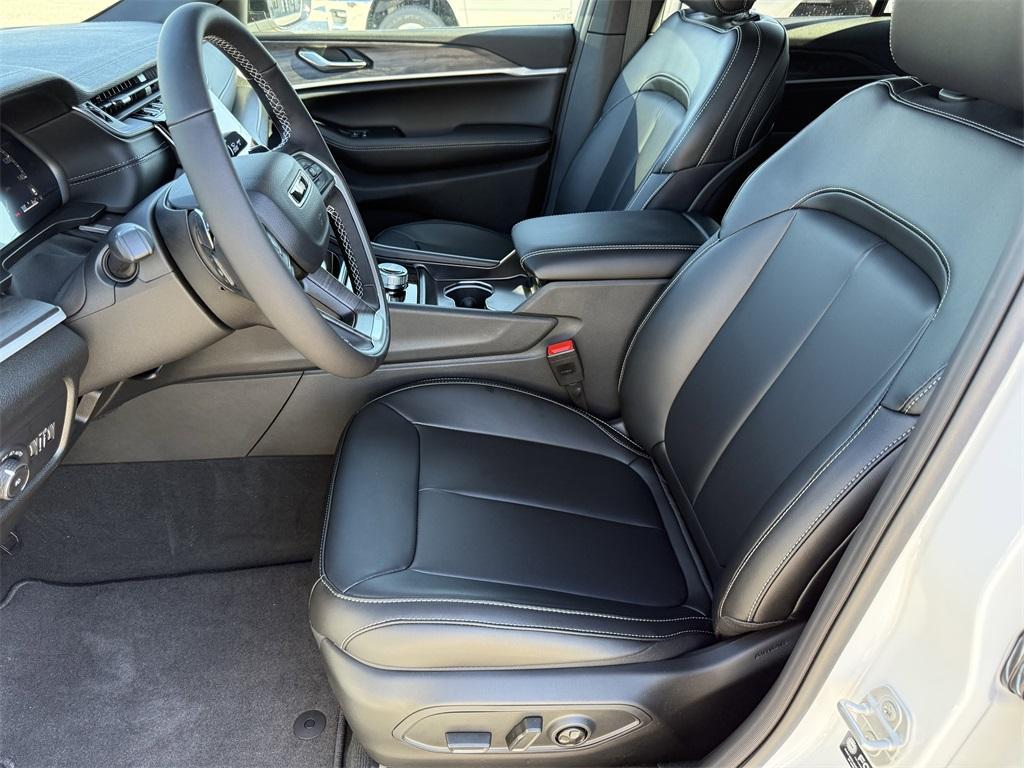 new 2025 Jeep Grand Cherokee car, priced at $45,422