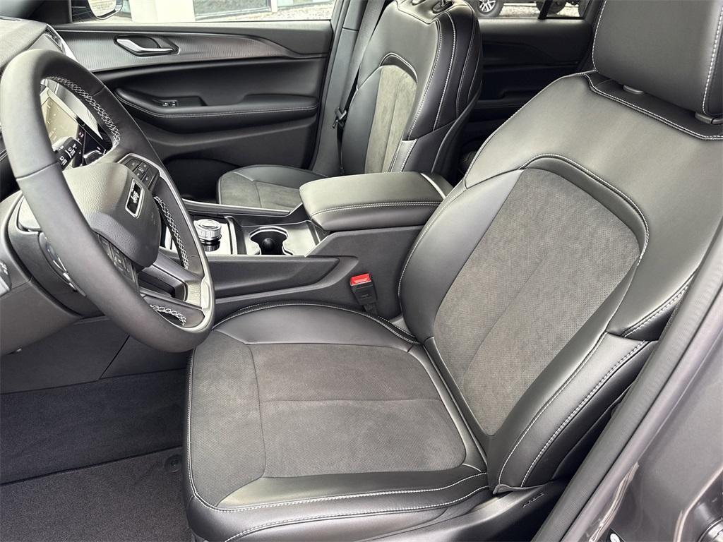 new 2025 Jeep Grand Cherokee car, priced at $36,625