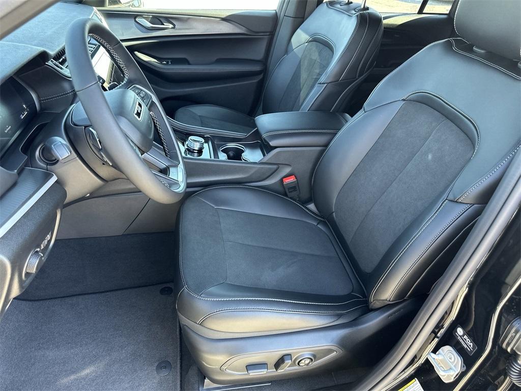 new 2025 Jeep Grand Cherokee car, priced at $36,625