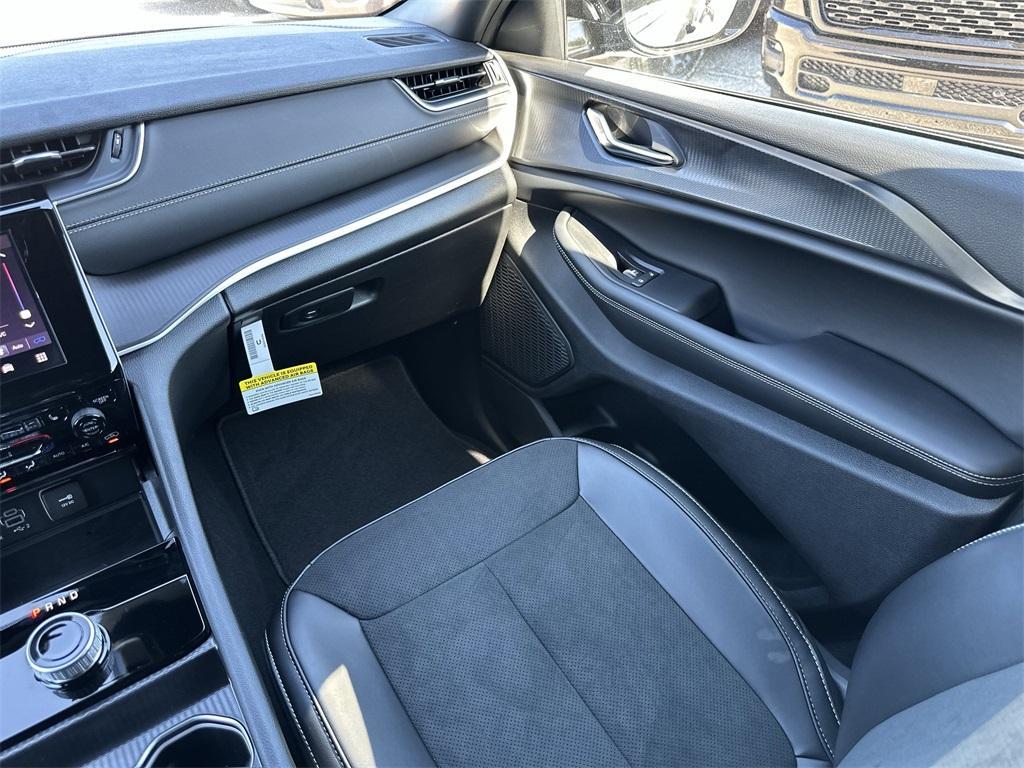 new 2025 Jeep Grand Cherokee car, priced at $36,625