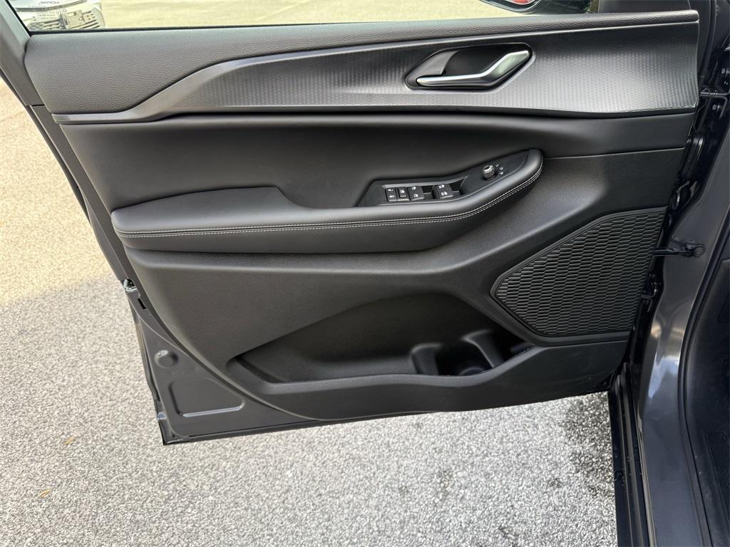 new 2025 Jeep Grand Cherokee car, priced at $38,475