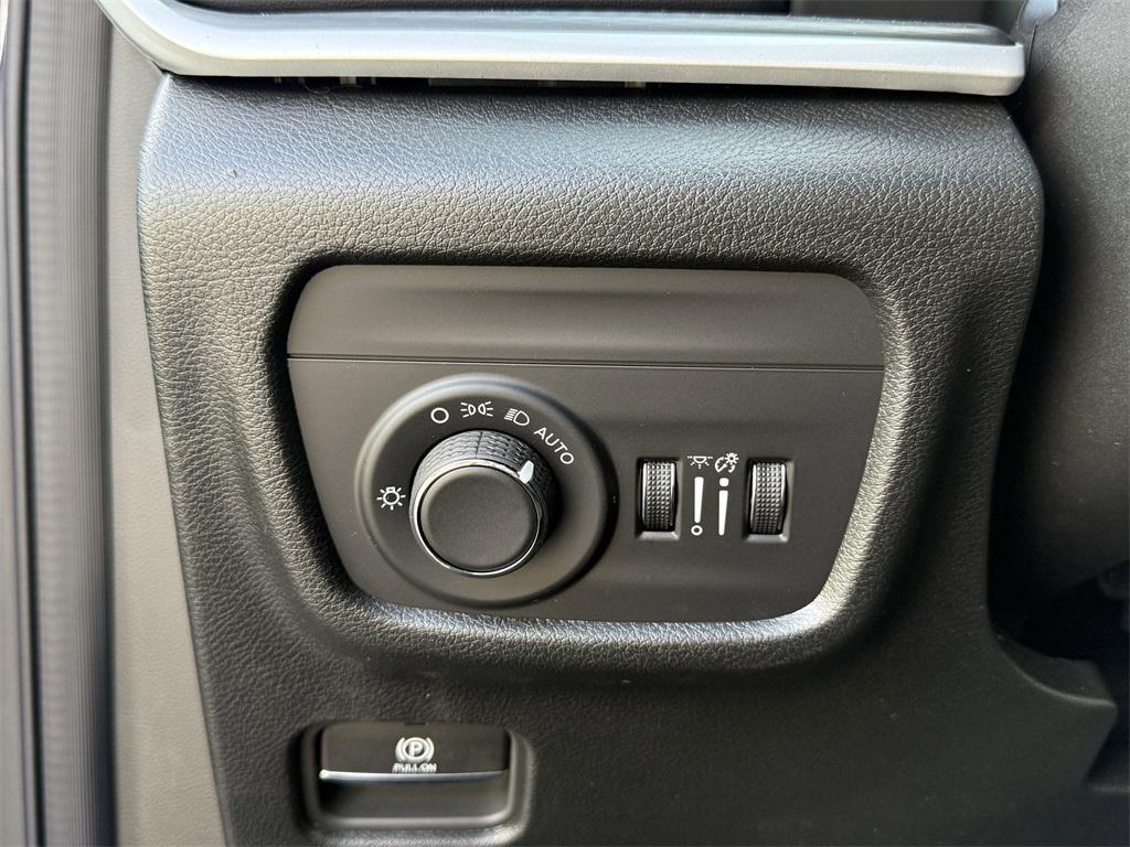 new 2025 Jeep Grand Cherokee car, priced at $38,475