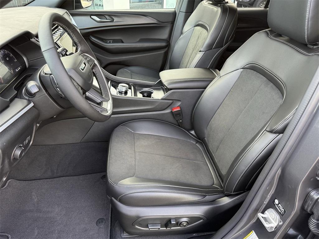 new 2025 Jeep Grand Cherokee car, priced at $38,475