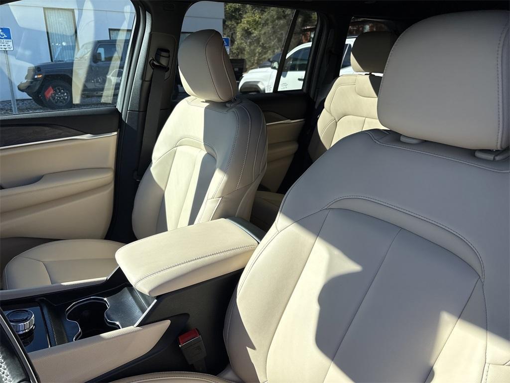 new 2025 Jeep Grand Cherokee car, priced at $43,169