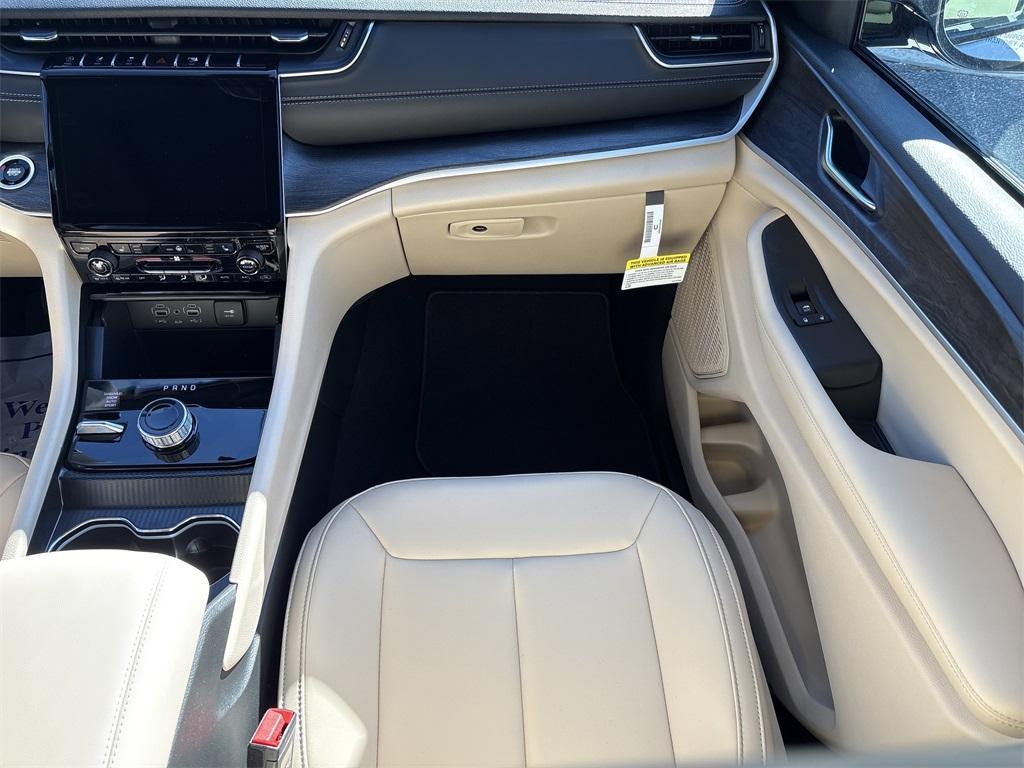 new 2025 Jeep Grand Cherokee car, priced at $43,169