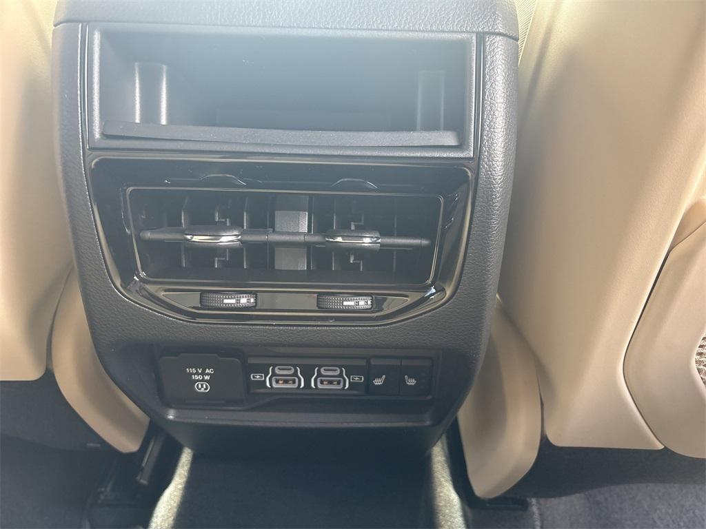 new 2025 Jeep Grand Cherokee car, priced at $41,977