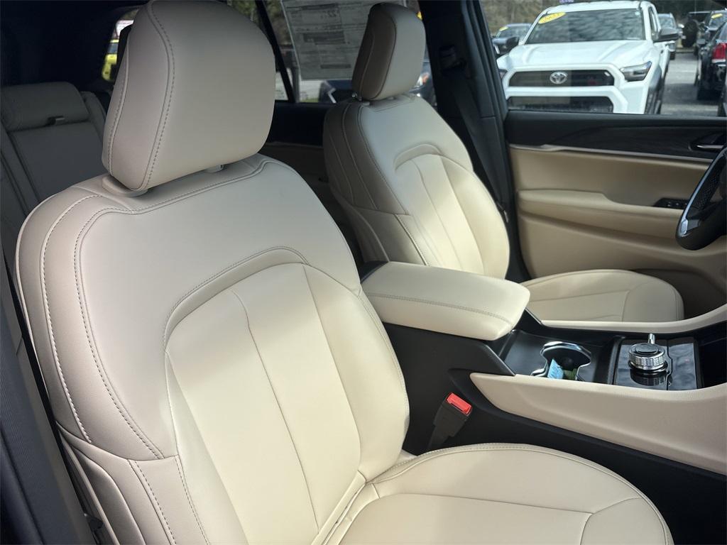 new 2025 Jeep Grand Cherokee car, priced at $41,977