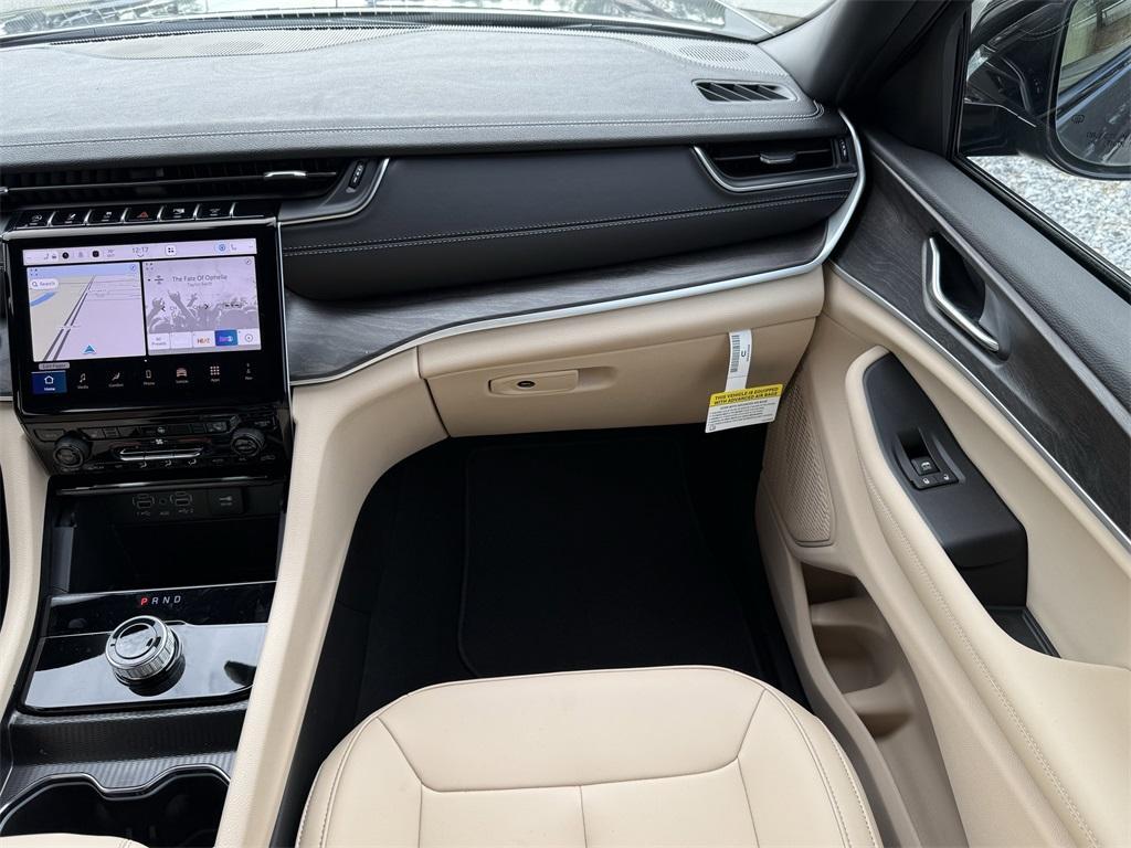 new 2025 Jeep Grand Cherokee car, priced at $37,583