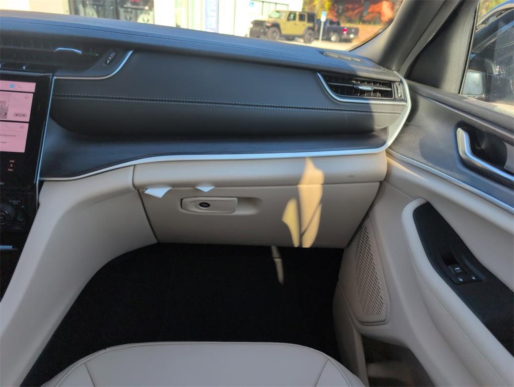 new 2025 Jeep Grand Cherokee car, priced at $39,902