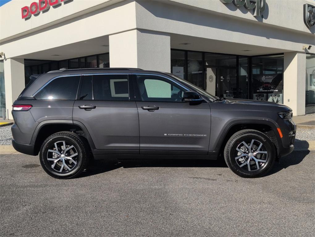 new 2025 Jeep Grand Cherokee car, priced at $39,902
