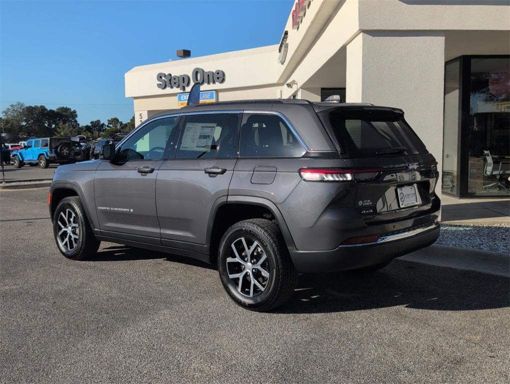 new 2025 Jeep Grand Cherokee car, priced at $39,902