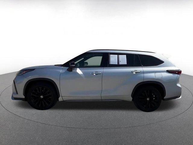 used 2025 Toyota Highlander car, priced at $41,918