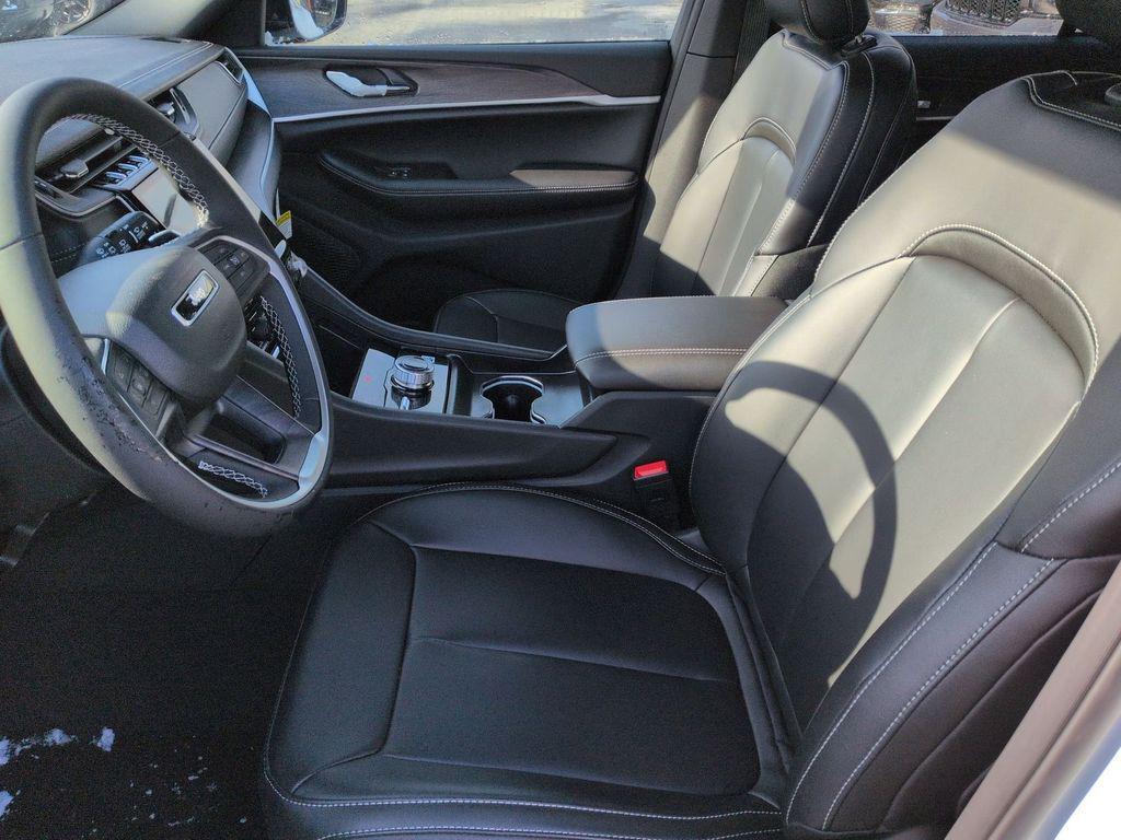 new 2025 Jeep Grand Cherokee car, priced at $49,390